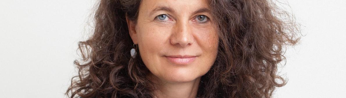 Vrouw met lang haar: Irene Sluis van de Mantelzorglijn