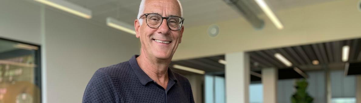 Lachende man (Jan Prins, specialist lokale overheden van de Nationale ombudsman) grijs haar, donkere bril en zwart shirt Lachende man (Jan Prins, specialist lokale overheden van de Nationale ombudsman) grijs haar, donkere bril en zwart shirt