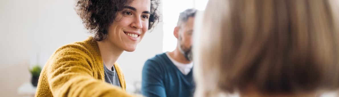 lachende vrouw legt arm op schouder van vrouw