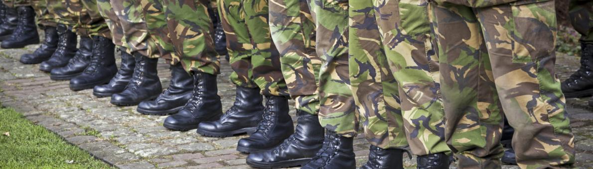 Foto van militairen op een rij, alleen de benen zijn zichtbaar