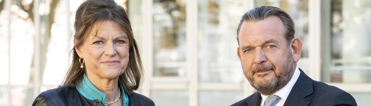 Kinderombudsman Margrite Kalverboer, vrouw met half lang bruin haar, en Nationale ombudsman Reinier van Zupthen, man met donkerbruin haar en baardje, staan voor het gebouw van de Nationale ombudsman Kinderombudsman Margrite Kalverboer, vrouw met half lang bruin haar, en Nationale ombudsman Reinier van Zupthen, man met donkerbruin haar en baardje, staan voor het gebouw van de Nationale ombudsman