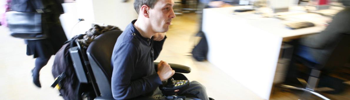Foto van een jongen in een rolstoel