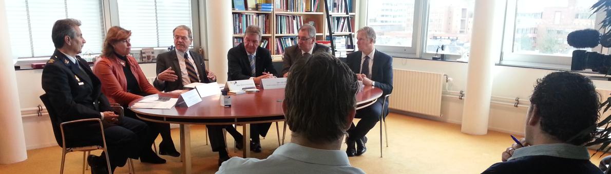 Foto van de persbijeenkomst op het bureau van de Nationale ombudsman over de omgang met spelregels 