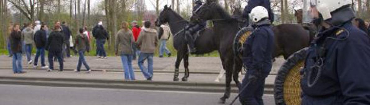 Mobiele Eenheid te paard houden menigte in bedwang