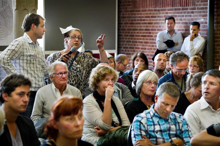 Buurtbewoners komen samen bij bespreken bestemmingsplan