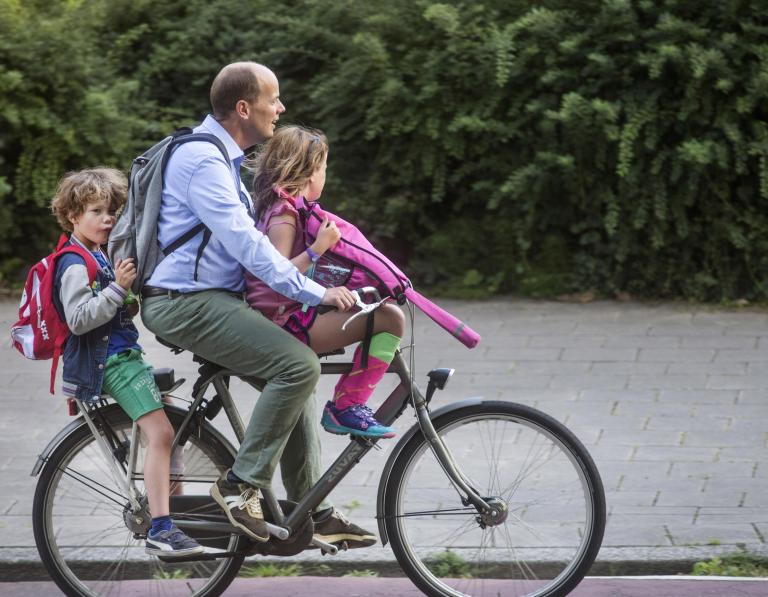 Vader met twee kinderen op de fiets