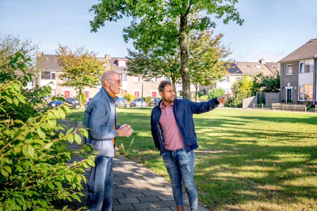 Twee mannen met elkaar in gesprek