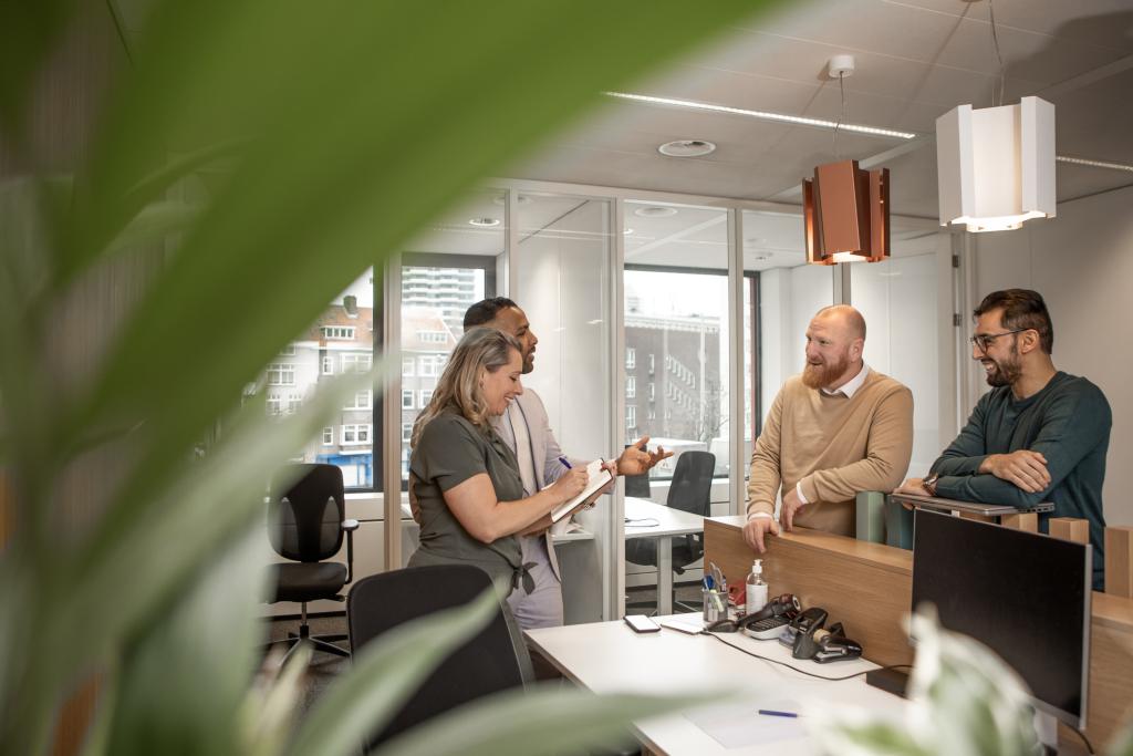 Collega's praten met elkaar op kantoor