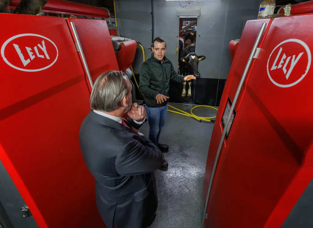 Reinier van Zutphen in gesprek met een boer op zijn bedrijf