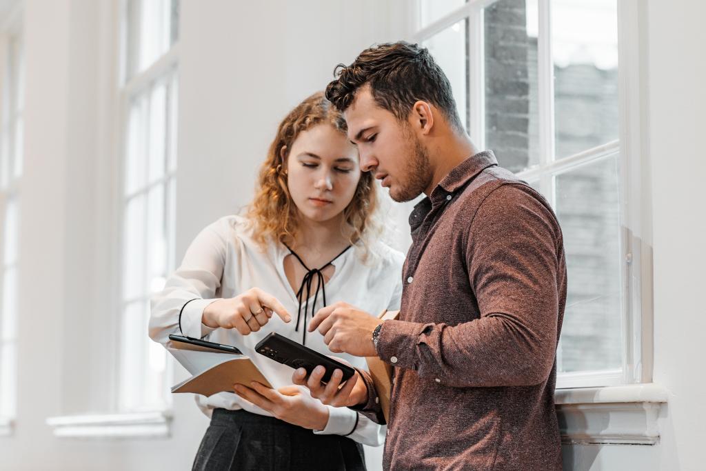 Twee collega's in overleg