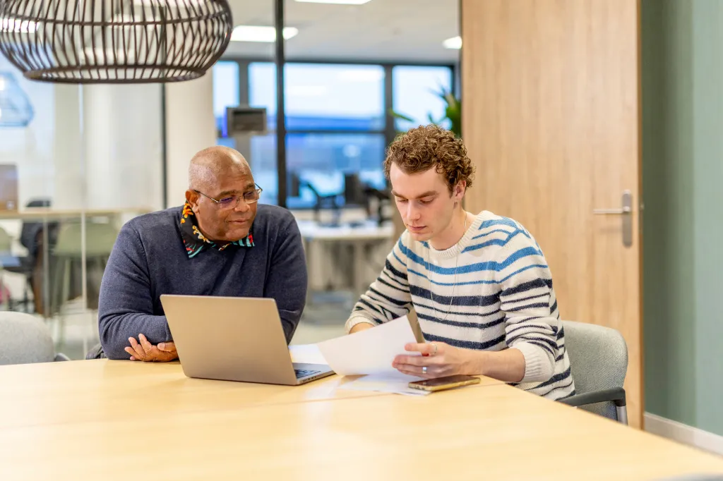 Twee professionals in gesprek