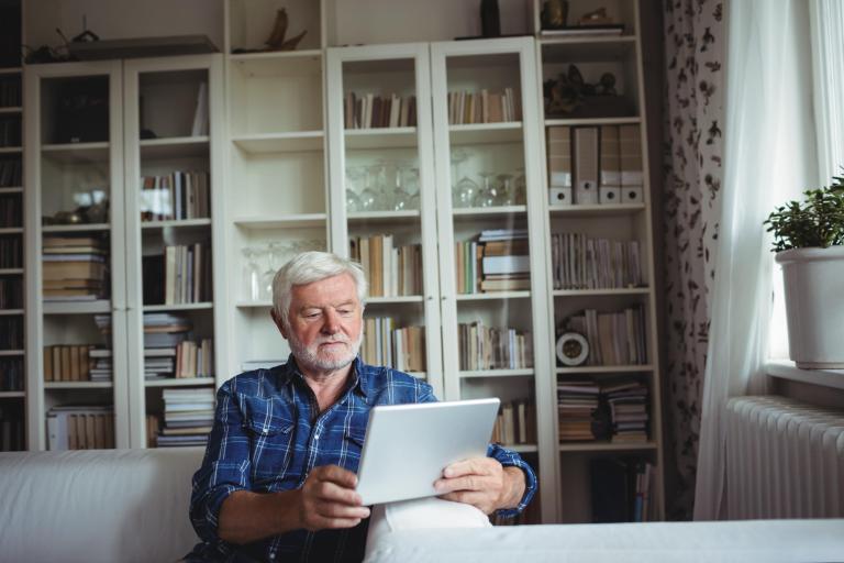 Man leest digitale post op een tablet