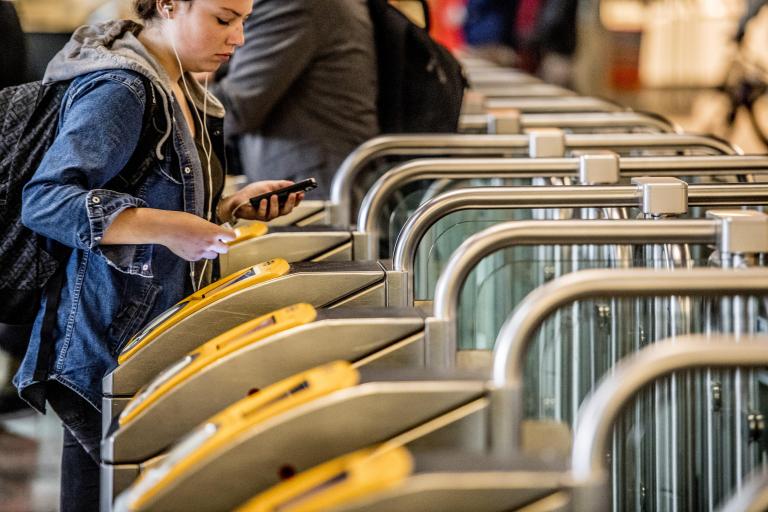 Student checkt op station in met OV-kaart