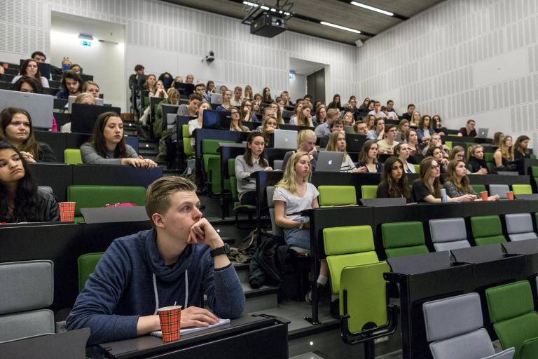 Collegezaal met studenten