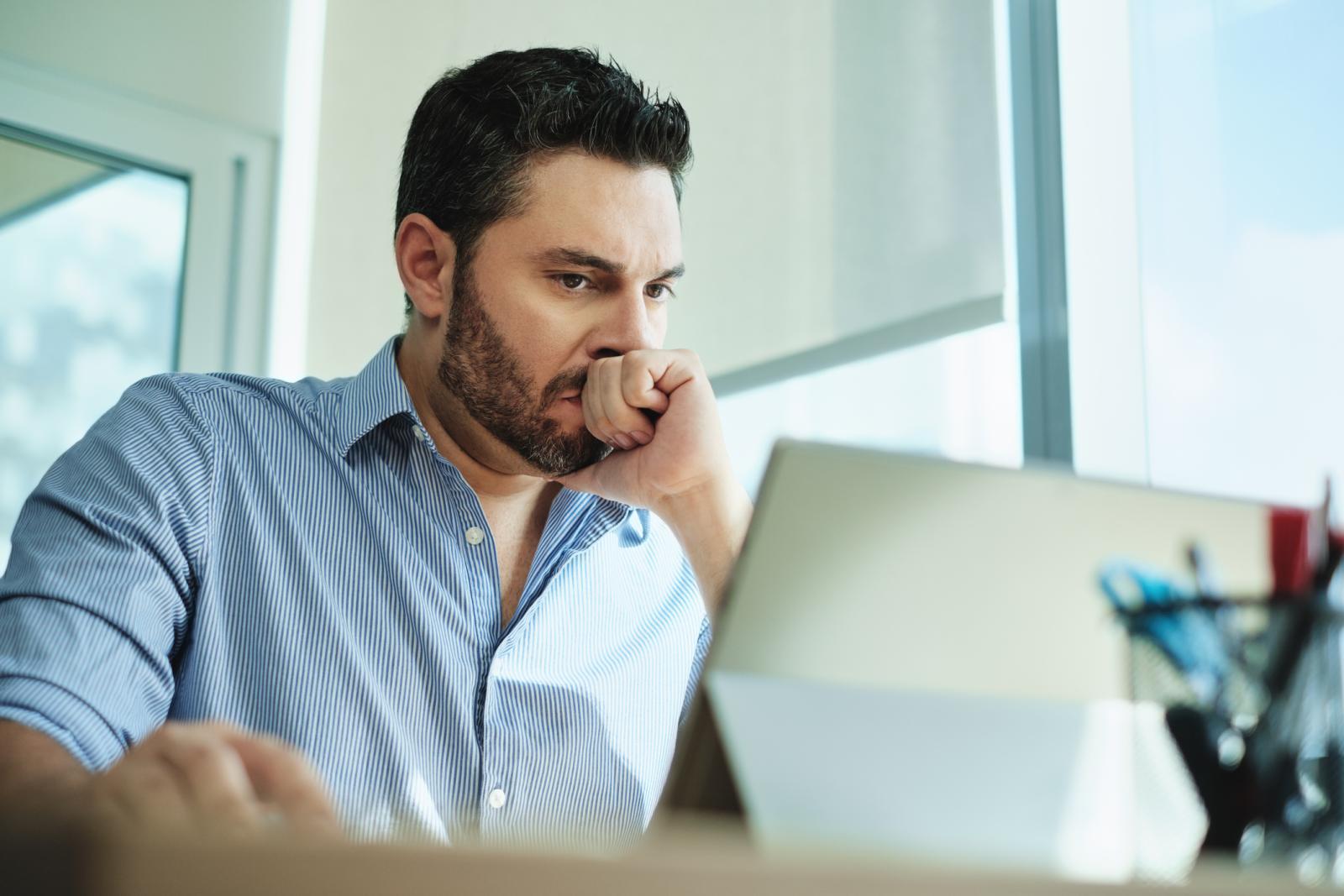 Zzp'er met laptop aan het werk Zzp'er met laptop aan het werk