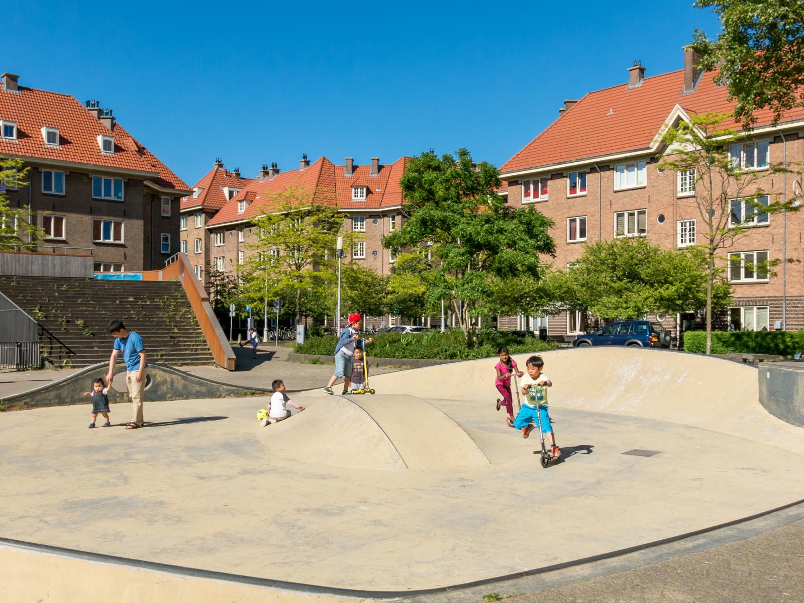 Spelende kinderen op een speelplein in de bebouwde kom Spelende kinderen op een speelplein in de bebouwde kom