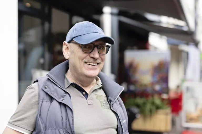 Peter, een witte oudere man met een petje en zonnebril op.