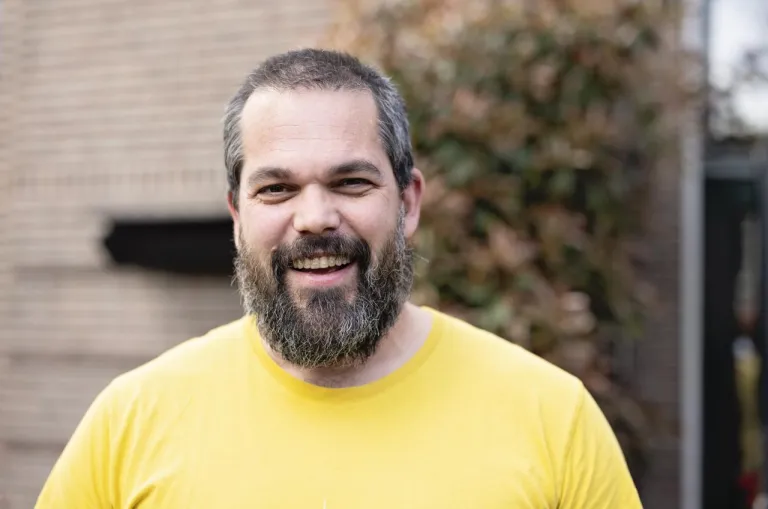 Tjarko, een witte man van middelbare leeftijd met een baard.